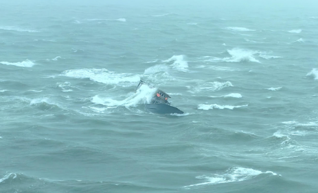 三亚一渔船搁浅3人遇险 直升机远距离成功施救